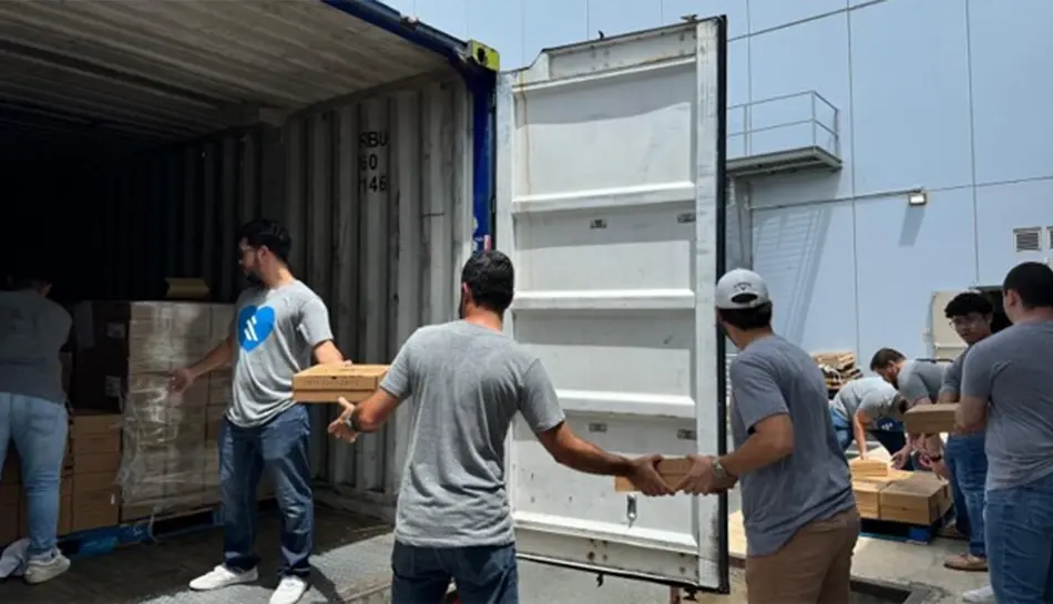 Volunteers unloading food