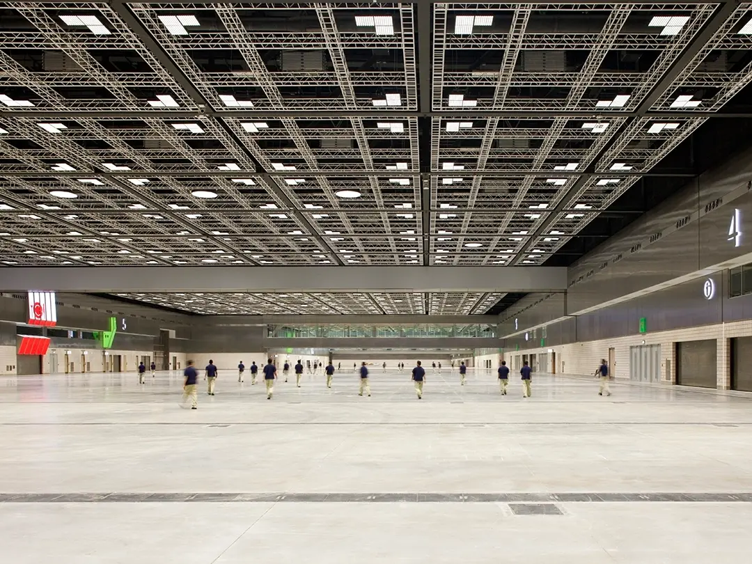 open convention center hall, with ceiling apparatus